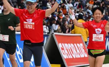 Lei Wu and vision impaired runner Huixing Chen in the Melbourne Marathon in October